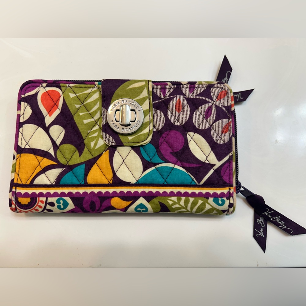 NWOT Vera Bradley clutch wallet. Never been used. Excellent condition.